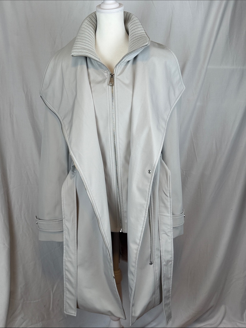 Women's Light Gray Halston Belted Half Trench Coat Size Medium EUC
